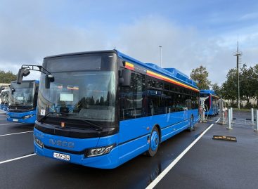 Klaipėdos viešojo transporto atnaujinimas: naujieji hibridiniai autobusai jau dirba miesto maršrutuose
