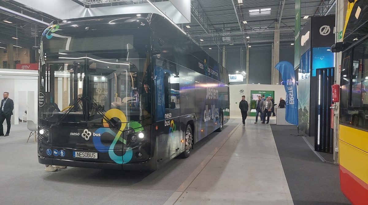 Parodoje Lenkijoje – lenkiškas elektrinis „NesoBus“